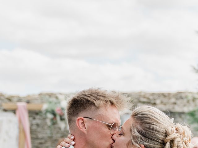 Le mariage de Johan et Virginie à Bernières-sur-Mer, Calvados 16