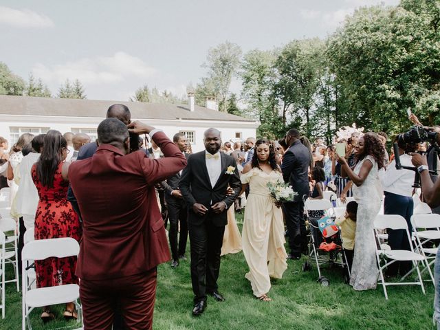 Le mariage de Patrolie et Sarah à Fresneaux-Montchevreuil, Oise 44