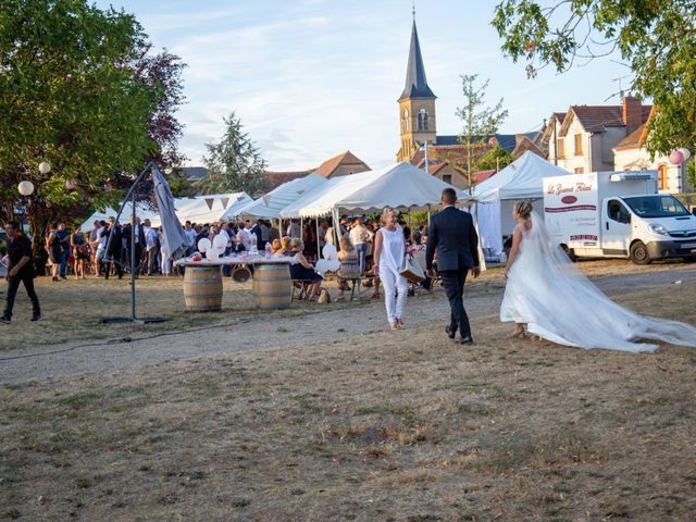 Le mariage de Romain et Sarah à Cosne-d&apos;Allier, Allier 9