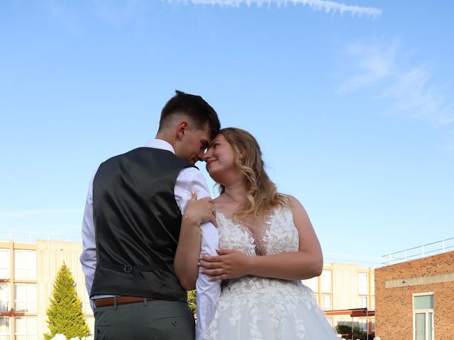 Le mariage de Clément et Amandine à Marquette-lez-Lille, Nord 13