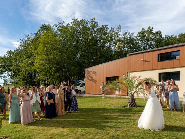 Le mariage de Kevin et Sarah à Rouillac, Charente 97