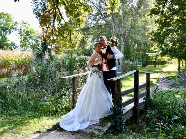 Le mariage de Fabrice et Isabelle à Issoudun, Indre 10