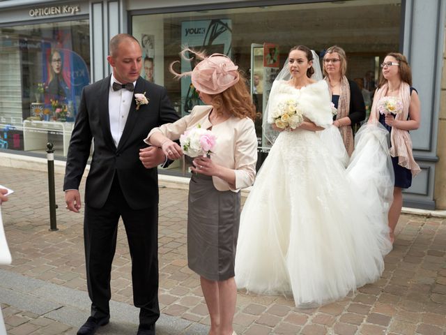 Le mariage de John et Elodie à Tuffé, Sarthe 37