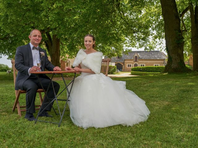 Le mariage de John et Elodie à Tuffé, Sarthe 76