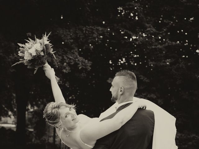 Le mariage de Corentin et Laura à Saint-Just-Sauvage, Marne 4