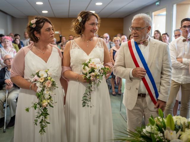 Le mariage de Flora et Emilie à Feuguerolles-Bully, Calvados 14