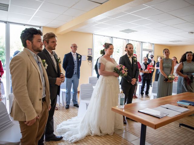 Le mariage de Dimitri et Madeleine à Château-Larcher, Vienne 17