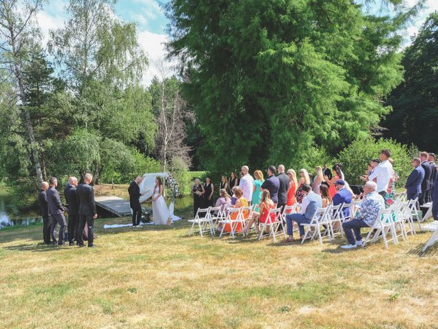 Le mariage de Julien et Sonja à Saint-Bonnet-le-Château, Loire 26