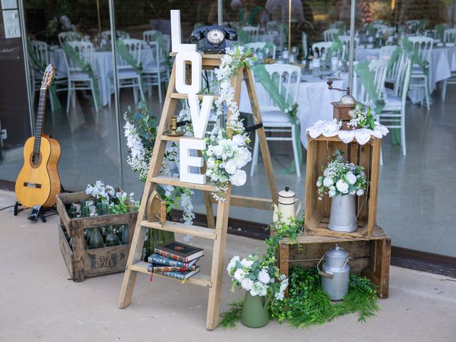 Le mariage de Greg et Aurelie à Eyguières, Bouches-du-Rhône 30