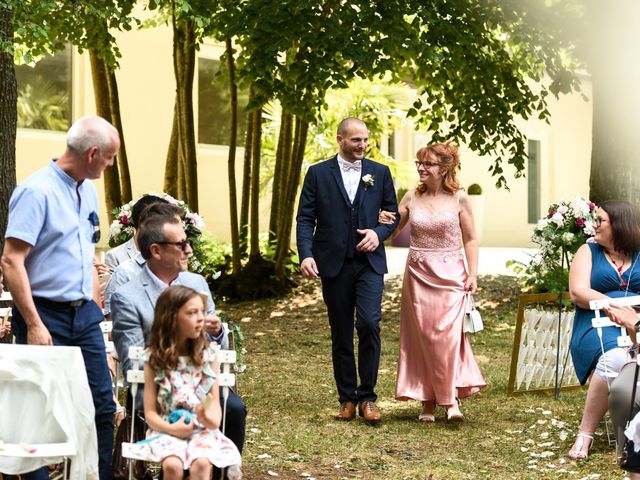 Le mariage de Nicolas et Sarah à Pont-de-Pany, Côte d&apos;Or 35