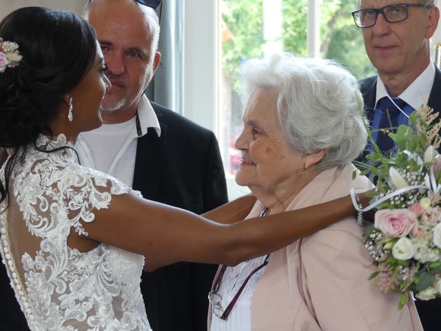 Le mariage de Yann et Dorlys  à Ménilles, Eure 56