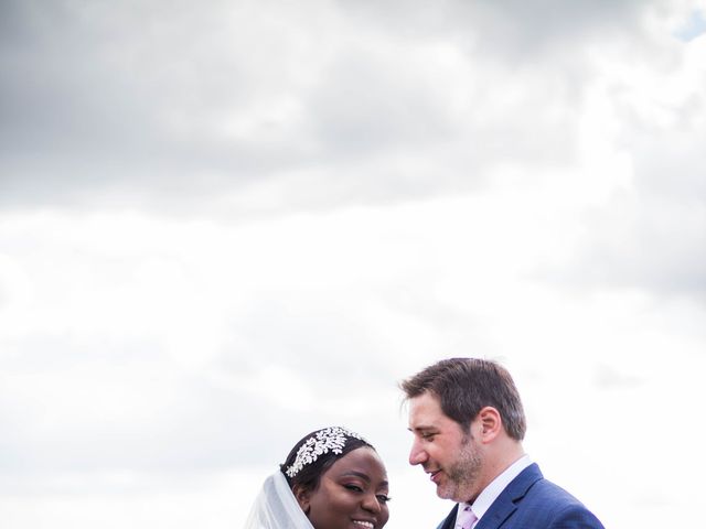 Le mariage de Pierre et Émilienne à Saint-Pierre-du-Vauvray, Eure 92