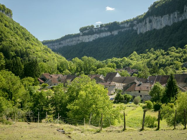 Le mariage de Romain et Charles-Edouard à Baume-les-Messieurs, Jura 1