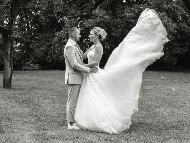 Le mariage de Loïc et Emilie à Fontain, Doubs 10