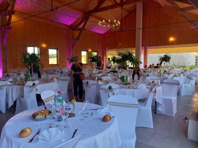 Le mariage de Thomas et Emilie à Dangé-Saint-Romain, Vienne 22