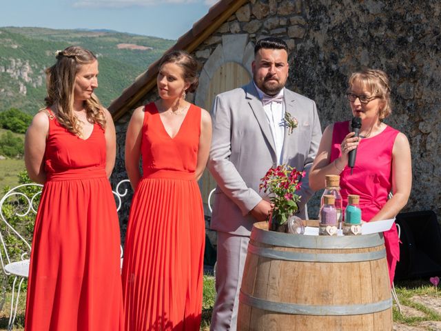 Le mariage de Bastien et Céline à Sainte-Eulalie-de-Cernon, Aveyron 11