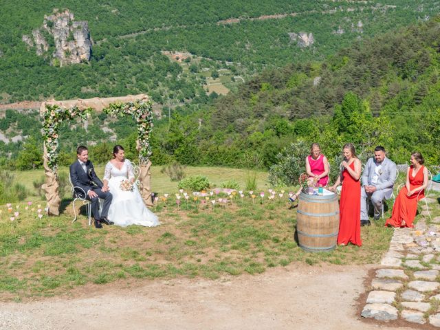 Le mariage de Bastien et Céline à Sainte-Eulalie-de-Cernon, Aveyron 13