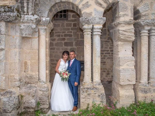 Le mariage de Johan et Sandrine  à Saint-Amant-de-Boixe, Charente 10