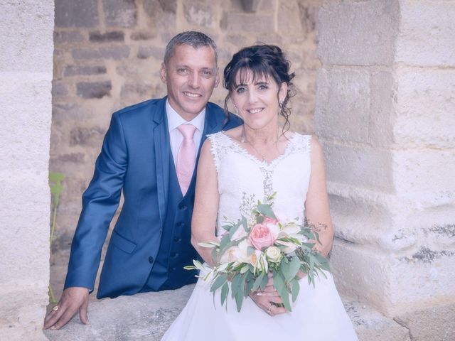 Le mariage de Johan et Sandrine  à Saint-Amant-de-Boixe, Charente 15