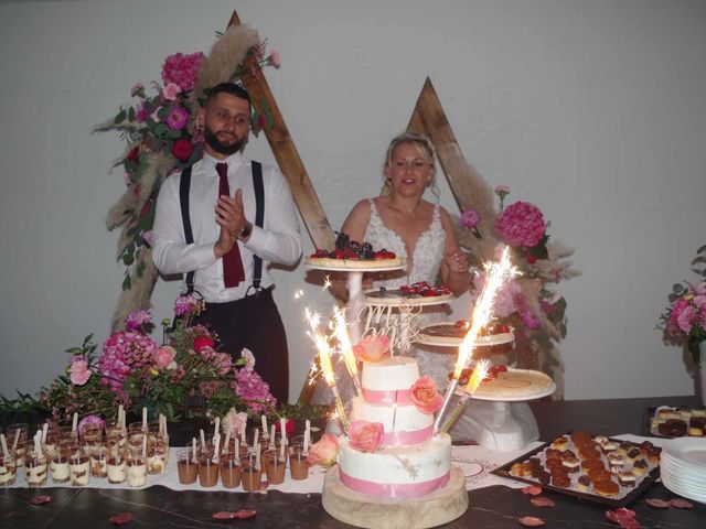 Le mariage de Benjamin et Sarah à Comines, Nord 2