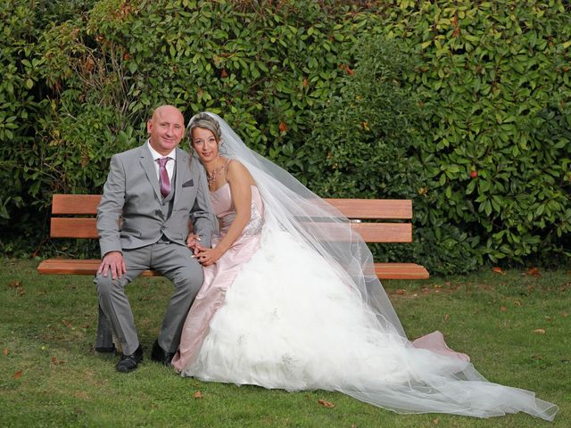 Le mariage de Dona et John à Pierrefitte-sur-Sauldre, Loir-et-Cher 11