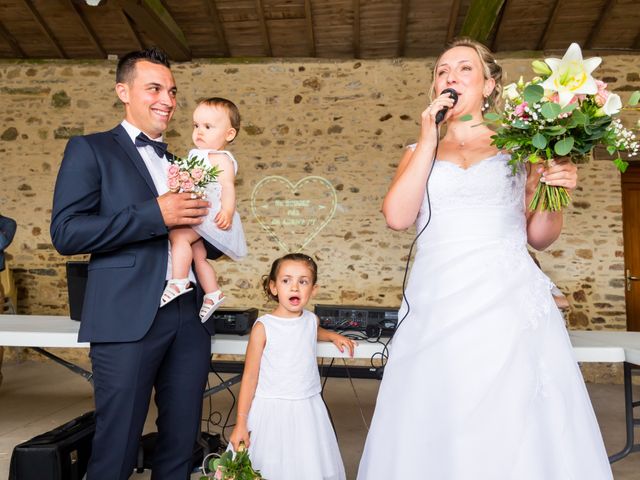 Le mariage de Julien et Adeline à Fenioux, Deux-Sèvres 8