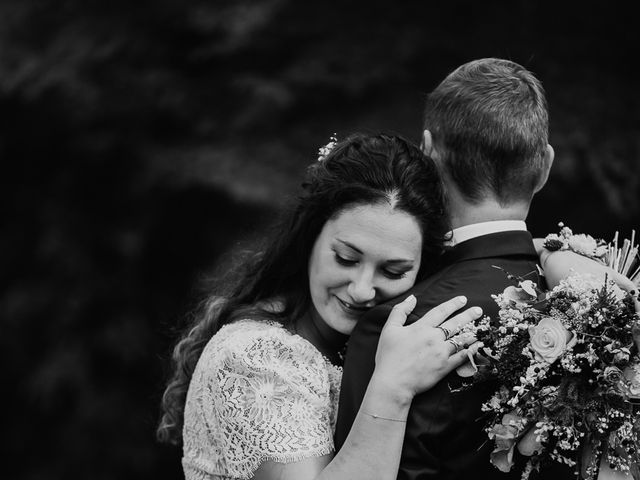 Le mariage de Yoann et Anne à Plougonven, Finistère 48