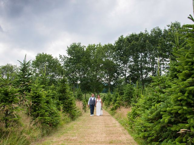 Le mariage de Philippe et Soraya à Montjoie-en-Couserans, Ariège 24