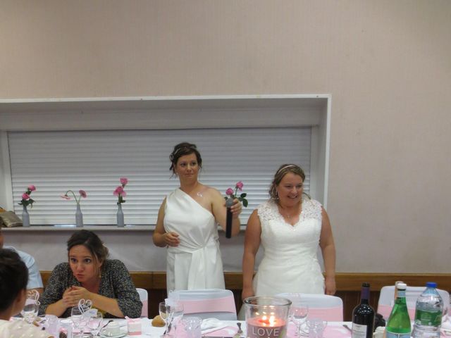 Le mariage de Julie et Coralie à Forges, Charente Maritime 15