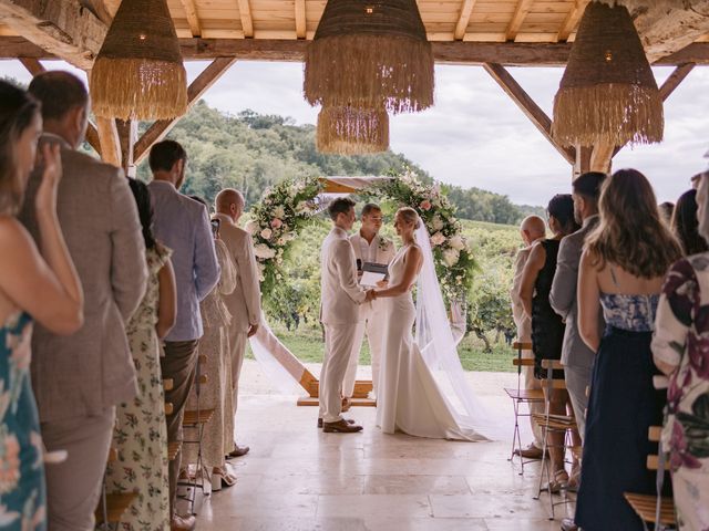 Le mariage de Simon et Lucy à Moulon, Gironde 24