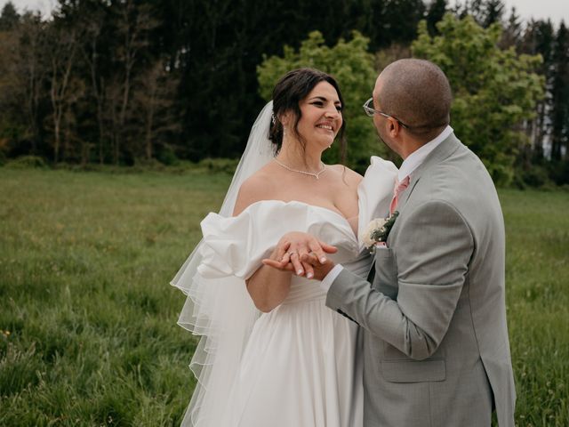 Le mariage de Chafik et Eva à Chambles, Loire 33