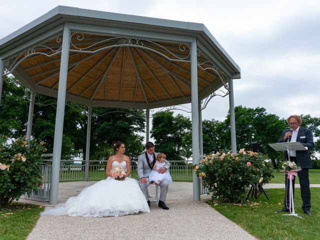 Le mariage de Lucie et Thomas à Saint-Denis-de l&apos;Hôtel, Loiret 15