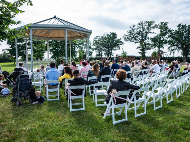 Le mariage de Lucie et Thomas à Saint-Denis-de l&apos;Hôtel, Loiret 17