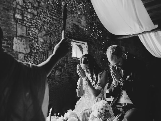 Le mariage de Alexandre et Caroline à Fresneaux-Montchevreuil, Oise 77