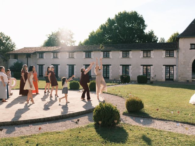 Le mariage de Amandine et Pierre-Emmanuel  à Saint-Léon-sur-l&apos;Isle, Dordogne 61