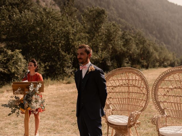 Le mariage de Julien et Elodie à Saint-Benoit, Alpes-de-Haute-Provence 13