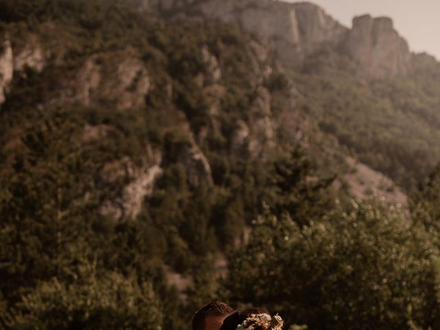 Le mariage de Julien et Elodie à Saint-Benoit, Alpes-de-Haute-Provence 15