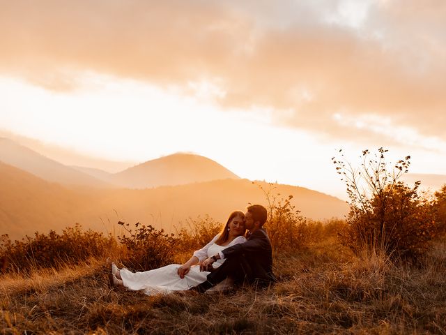 Le mariage de Adrien et Allison à Saint-Étienne-Cantalès, Cantal 1