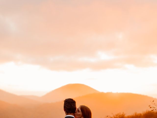 Le mariage de Adrien et Allison à Saint-Étienne-Cantalès, Cantal 2