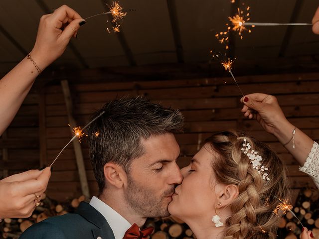 Le mariage de Adrien et Allison à Saint-Étienne-Cantalès, Cantal 17