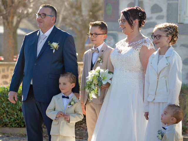 Le mariage de Laura et Sébastien à Valuéjols, Cantal 16