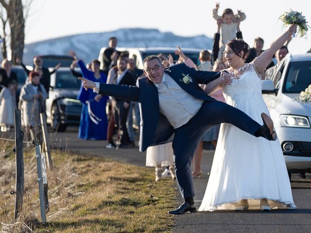 Le mariage de Laura et Sébastien à Valuéjols, Cantal 22