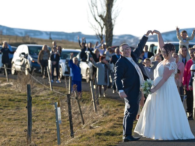 Le mariage de Laura et Sébastien à Valuéjols, Cantal 23