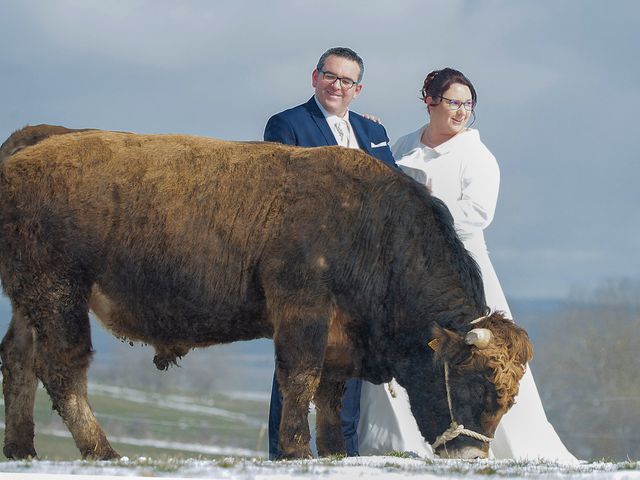 Le mariage de Laura et Sébastien à Valuéjols, Cantal 56