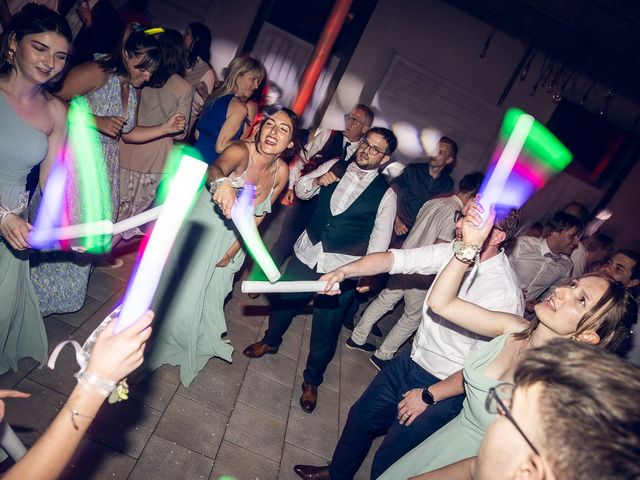 Le mariage de Thibaud et Marie à Artres, Nord 71