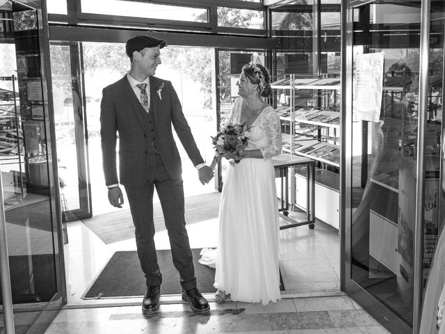 Le mariage de Camille et Leslie à Saint-Benoît, Vienne 11