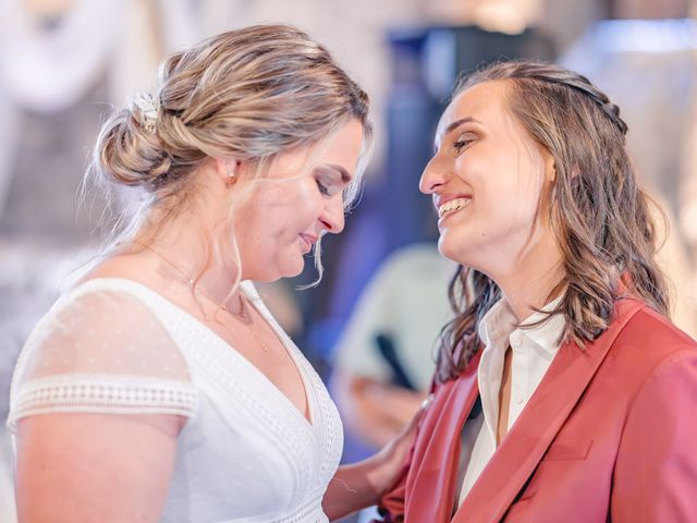 Le mariage de Lucie et Eïleen à Beaujeu, Rhône 66