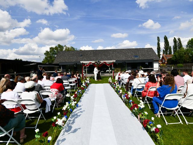 Le mariage de Rihann et Sarah à Comines-Warneton, Hainaut 20