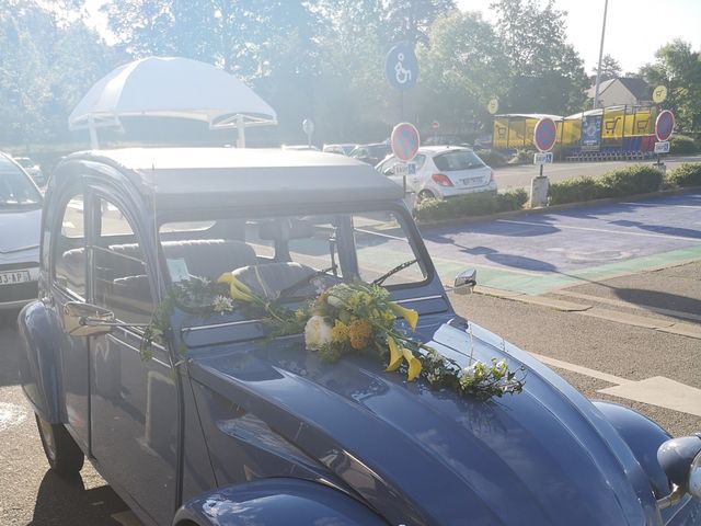 Le mariage de John et Angèle  à Domfront, Orne 2