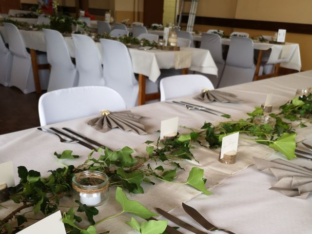 Le mariage de John et Angèle  à Domfront, Orne 12